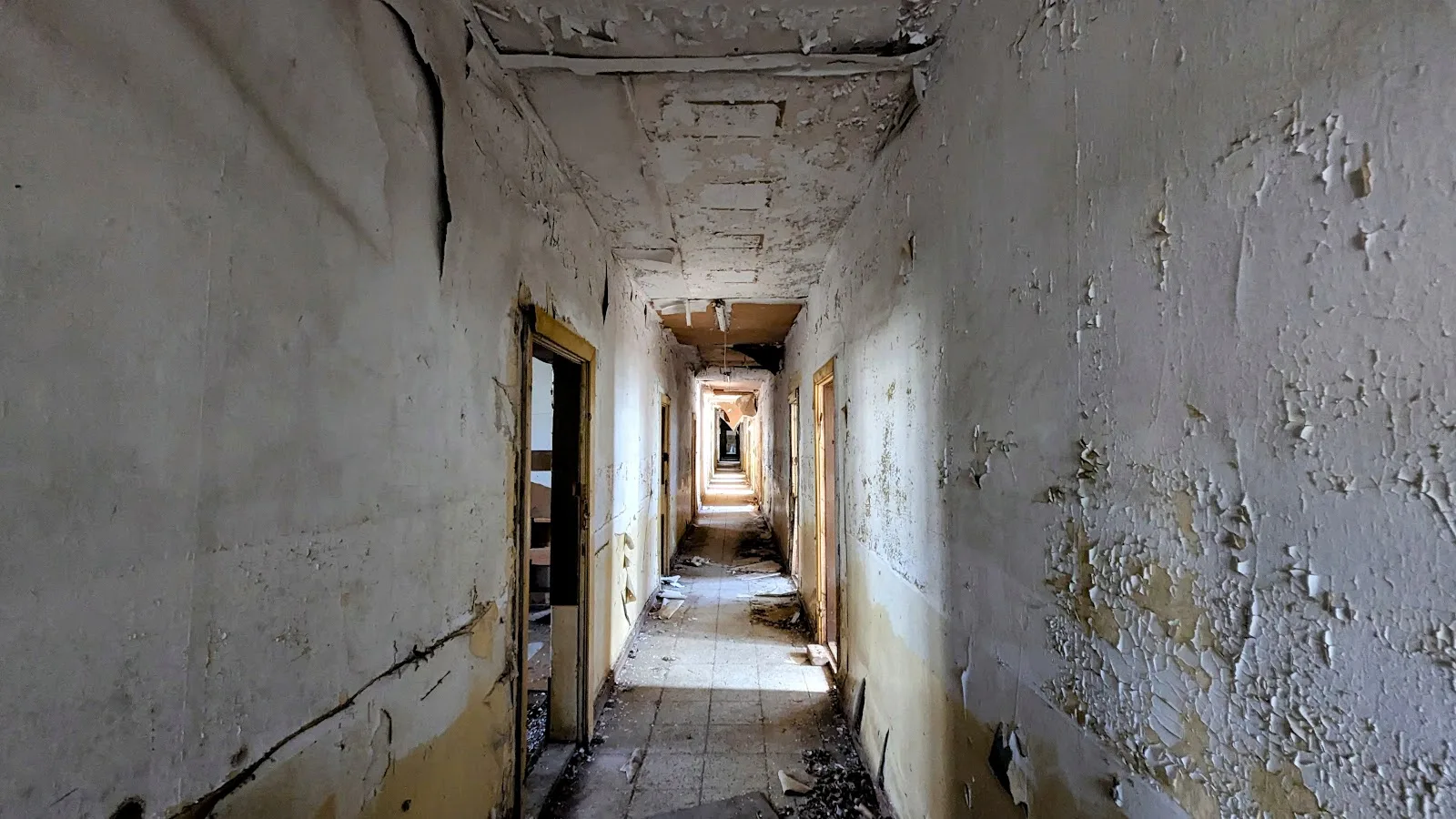 Langer Flur in einer Ruine im früheren Militärgebiet bei der Röblinseesiedlung in Fürstenberg/Havel, die Wände sind abgeplatzt