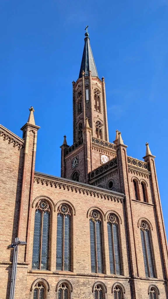 Turm der Stadtkirche in Fürstenberg/Havel aus gelbem Backstein