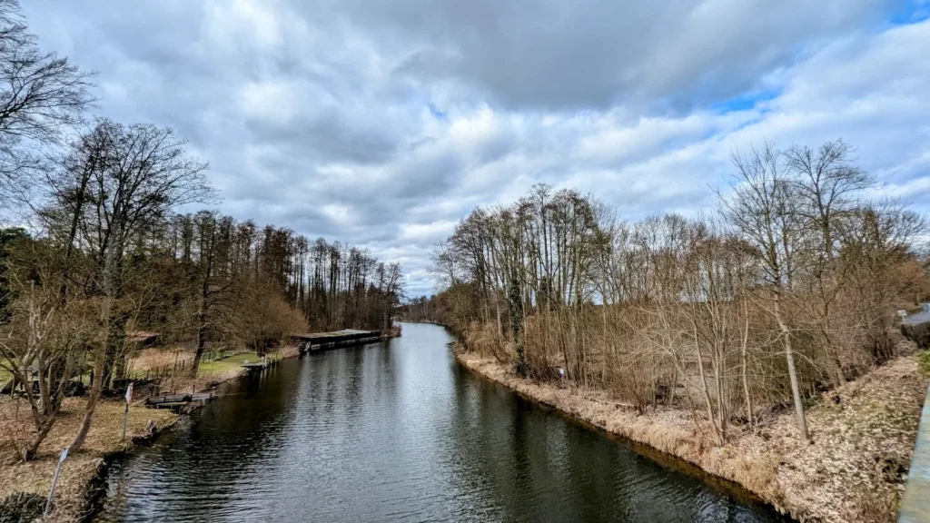 Die Steinhavel mit bewachsenen Ufern westlich von Fürstenberg/Havel