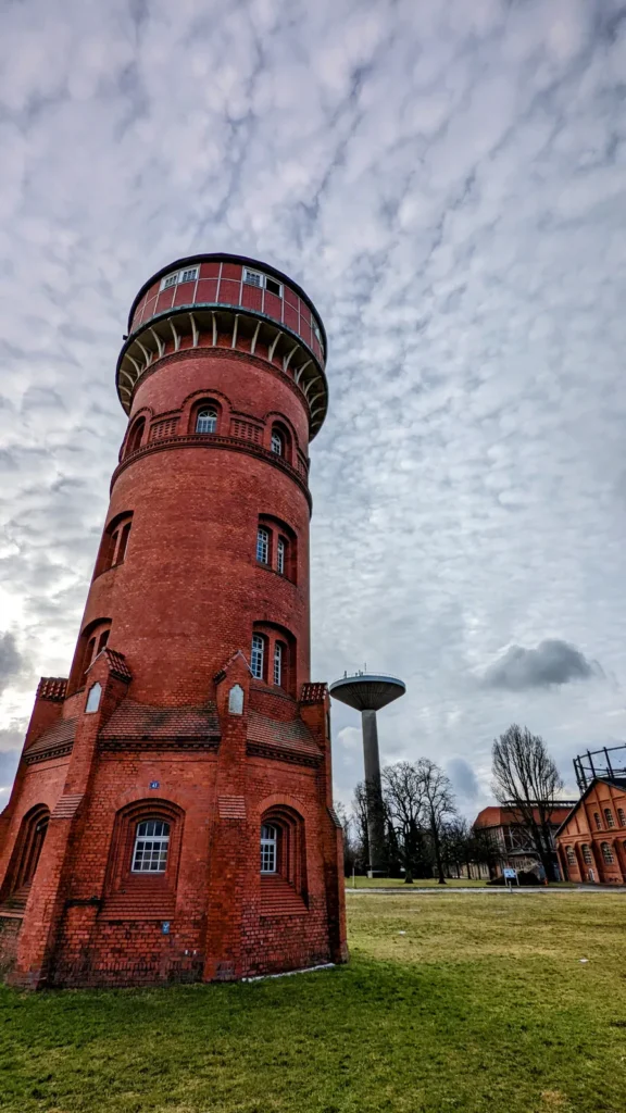 Alter Wasserturm aus rotem Backstein im ehemaligen Gaswerk Mariendorf
