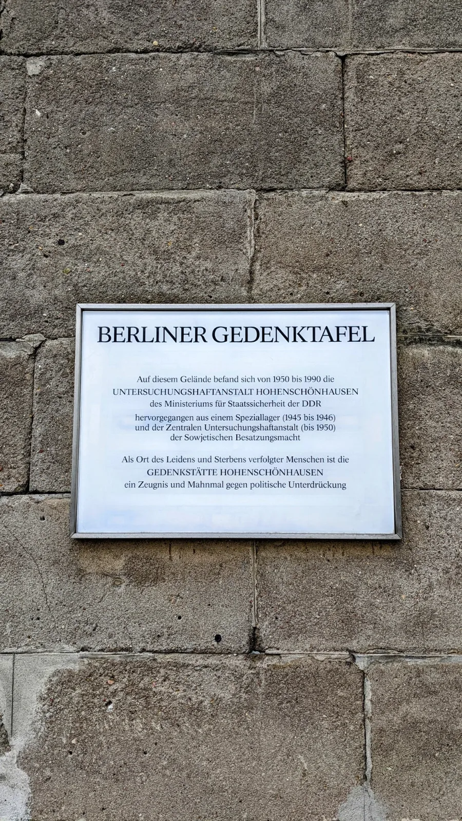 Berliner Gedenktafel zur Untersuchungshaftanstalt Hohenschönhausen an der Mauer der Gedenkstätte