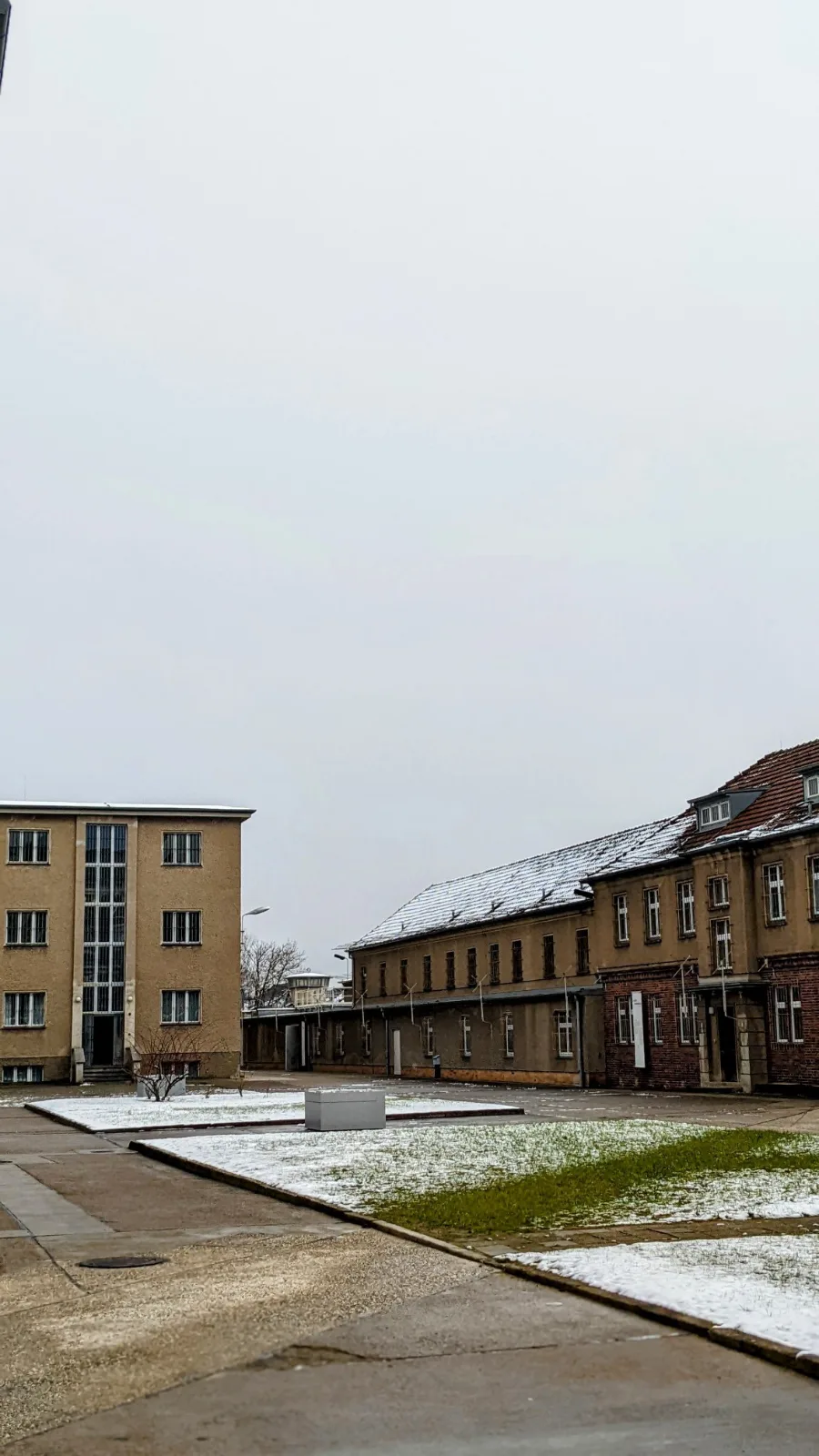 Freifläche zwischen niedrigen Gebäuden auf dem Gelände der Gedenkstätte Hohenschönhausen