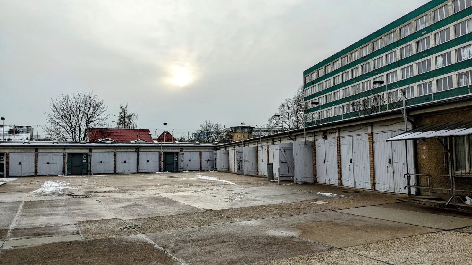Garagenhof mit Plattenbauten im Hintergrund bei der Gedenkstätte Hohenschönhausen