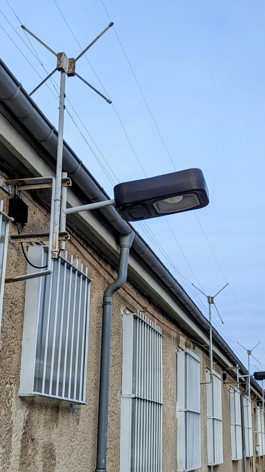 Gebäude mit Antennen, Lampe und vergitterten Fenstern auf dem Gelände der Gedenkstätte Hohenschönhausen
