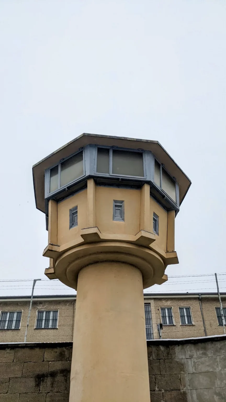 Wachturm über der Außenmauer der Gedenkstätte Hohenschönhausen in Berlin-Alt-Hohenschönhausen