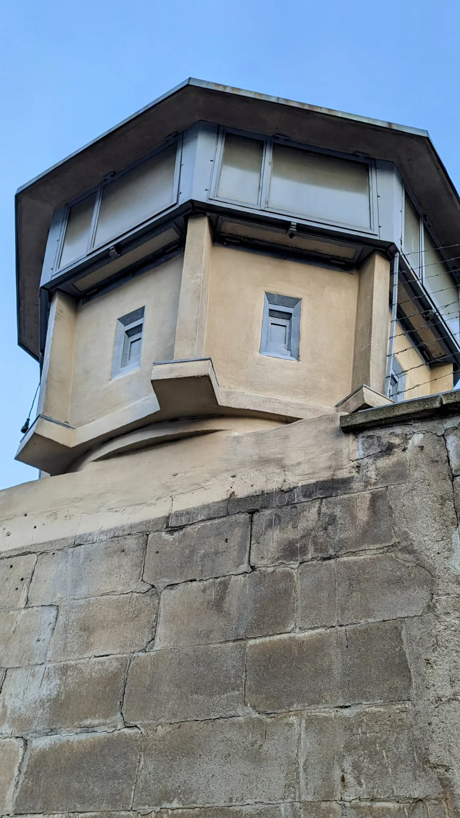 Wachturm und Mauer der Gedenkstätte Hohenschönhausen von unten gesehen