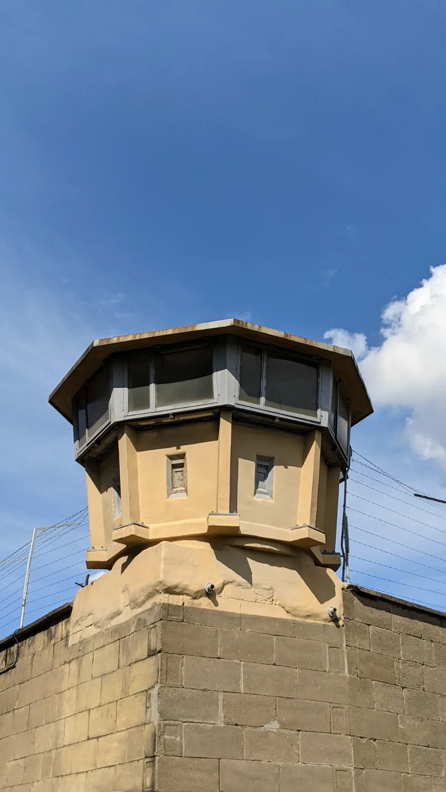 Wachturm der Gedenkstätte Hohenschönhausen von unten gesehen
