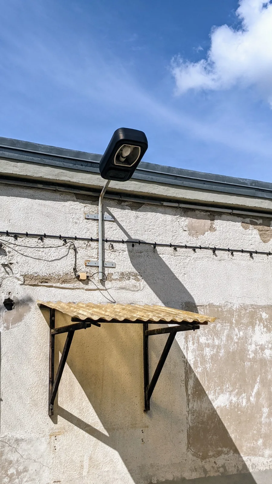 Wand mit Lampe und Vordach auf dem Gelände der Gedenkstätte Hohenschönhausen, Berlin-Alt-Hohenschönhausen