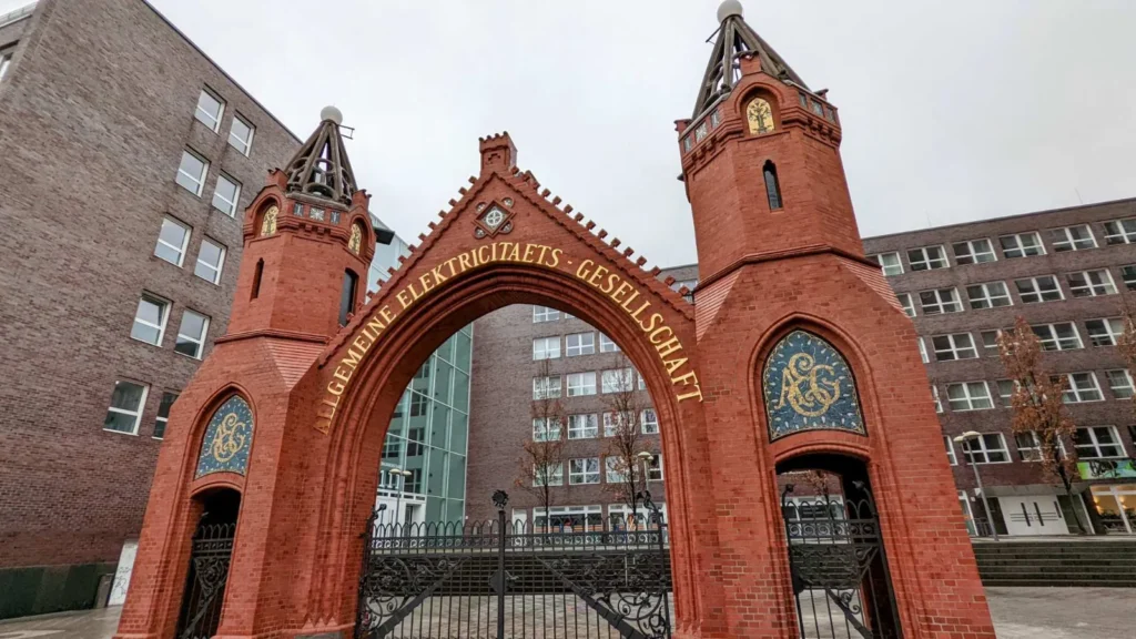 Rotes Backsteintor der AEG mit zwei Türmen und Spitzbogen an der Brunnenstraße in Gesundbrunnen
