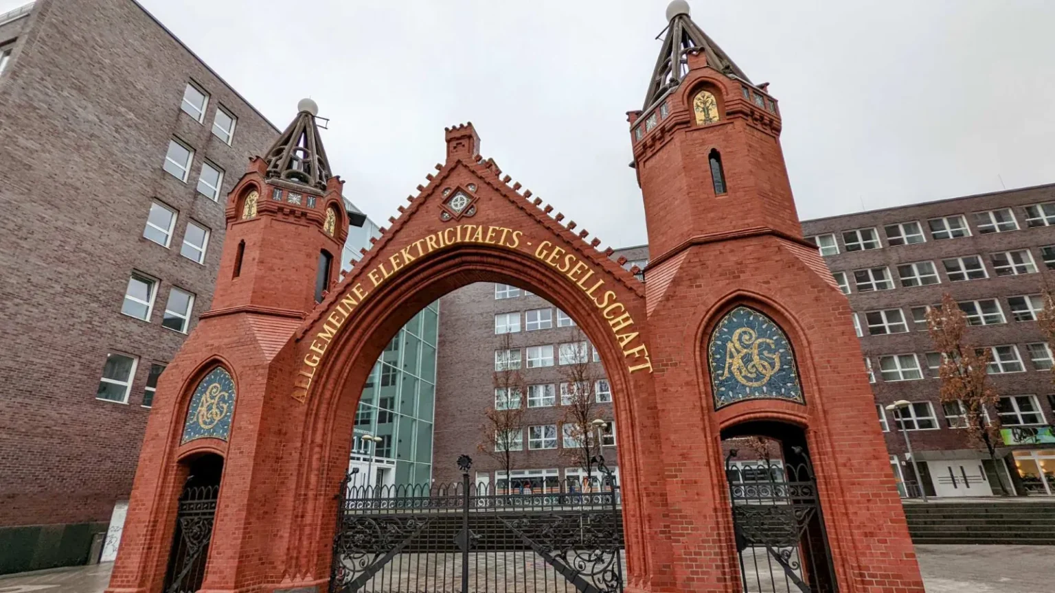 Rotes Backsteintor der AEG mit zwei Türmen und Spitzbogen an der Brunnenstraße in Gesundbrunnen