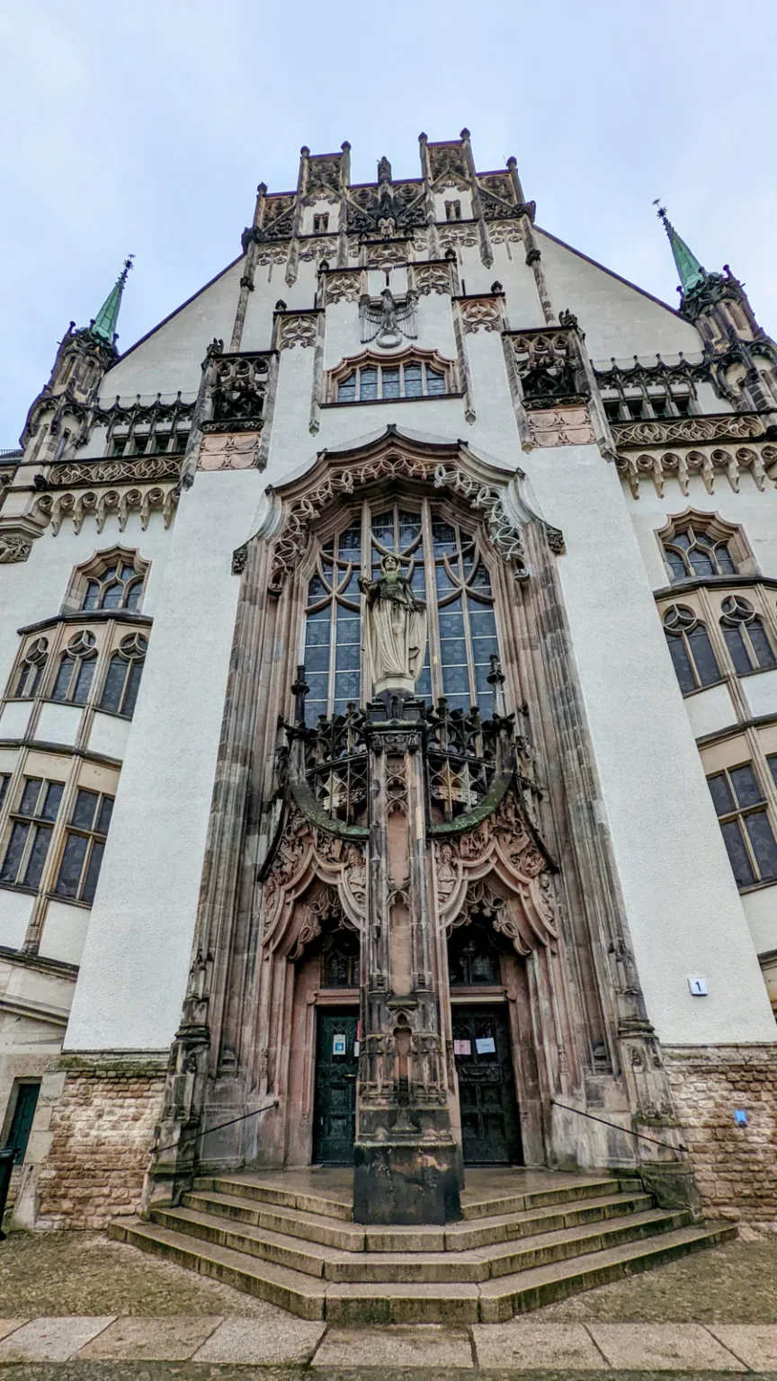 Spätgotisch gestaltete Fassade des Amtsgerichts Wedding mit Portalvorbau und Treppengiebel am Brunnenplatz
