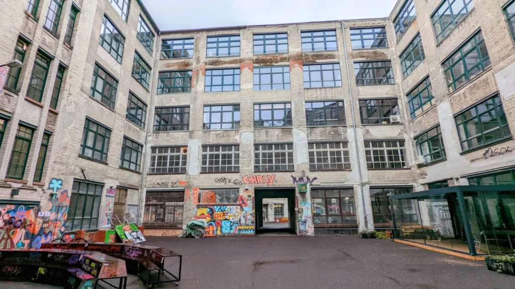 Hof der Gerichtshöfe mit fünfgeschossigen Gewerbebauten und bemalten Erdgeschosswänden an der Gerichtstraße