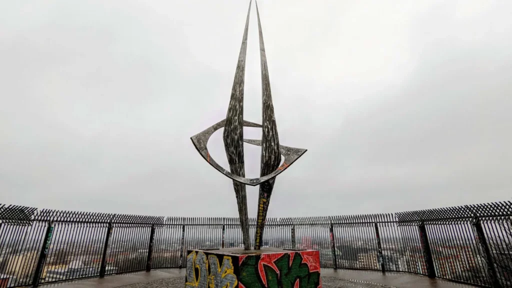 Metallplastik Mahnmal der Einheit Deutschlands auf der Aussichtsplattform der Humboldthöhe im Humboldthain
