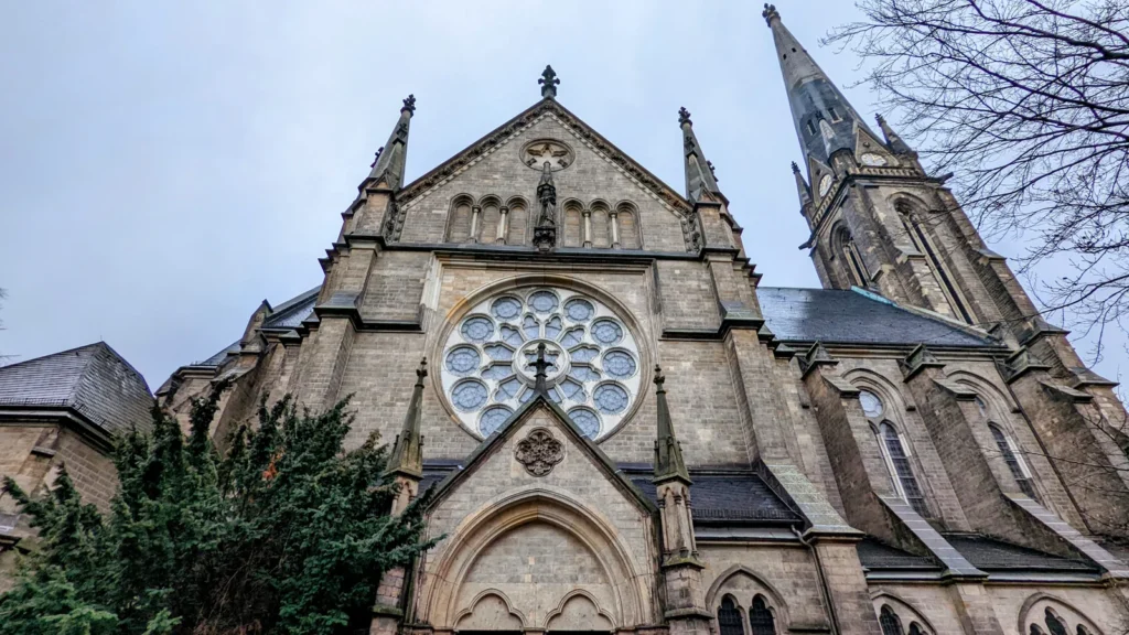 Neugotische katholische Kirche St. Sebastian mit Rosenfenster und hohem Turm am Gartenplatz