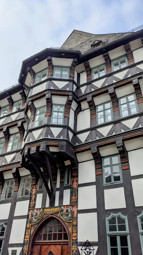 Fachwerkhaus mit vorkragenden Erkern und reich geschnitztem Portal