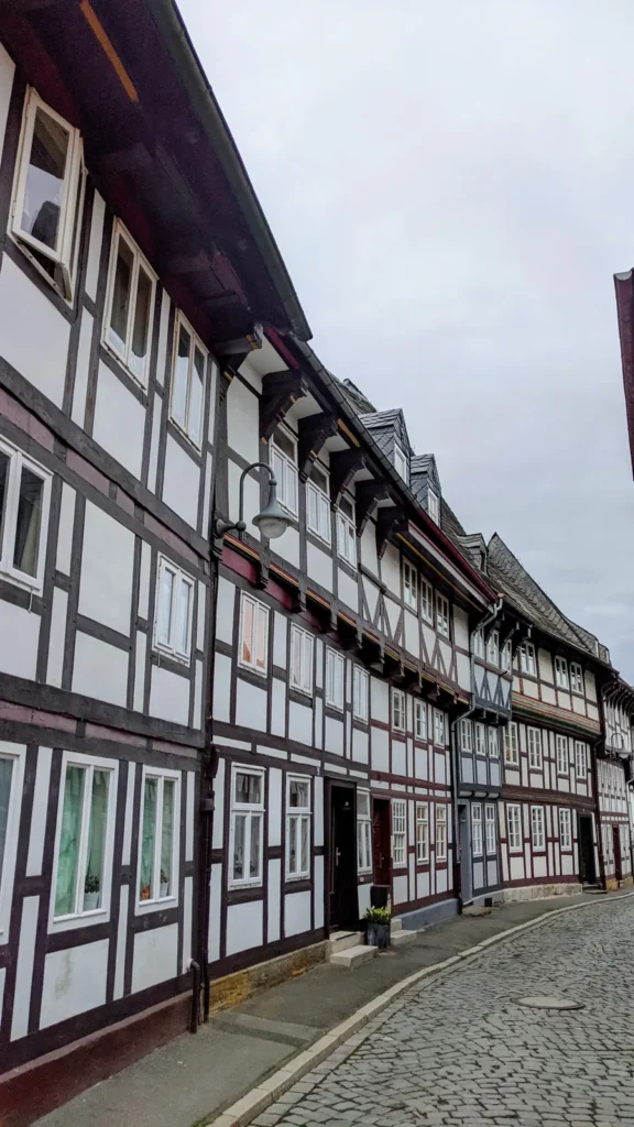 Gasse mit Fachwerkhäusern und Kopfsteinpflaster