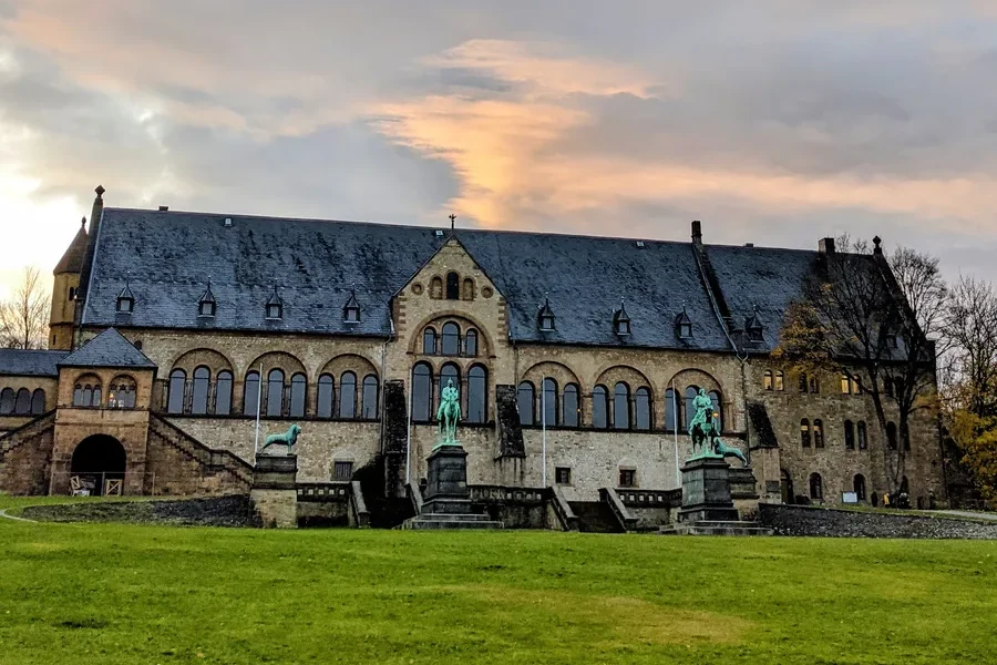 Kaiserpfalz Goslar von der Wiese aus, Abendhimmel über dem Palas