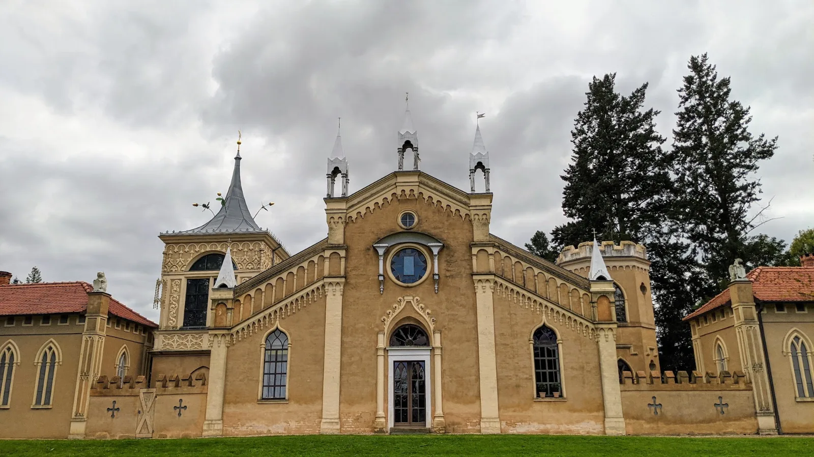 Gartenseite des Gotischen Hauses in Wörlitz, gelbe Fassade mit Zinnen und Türmchen