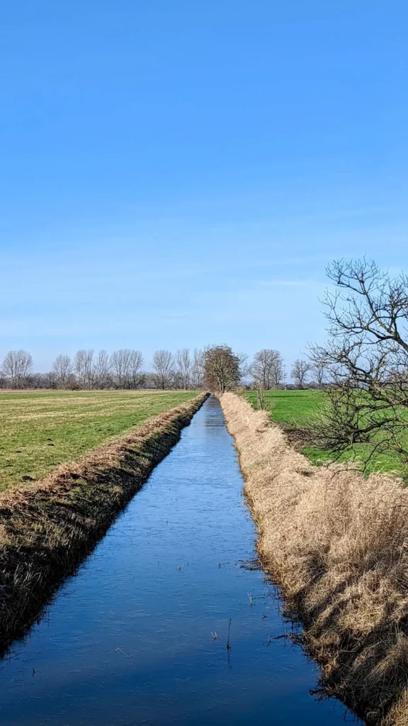 Gerader, offener Wassergraben in der Feldflur
