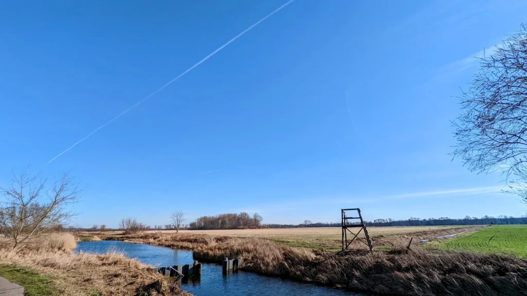 Gewässer mit Steg