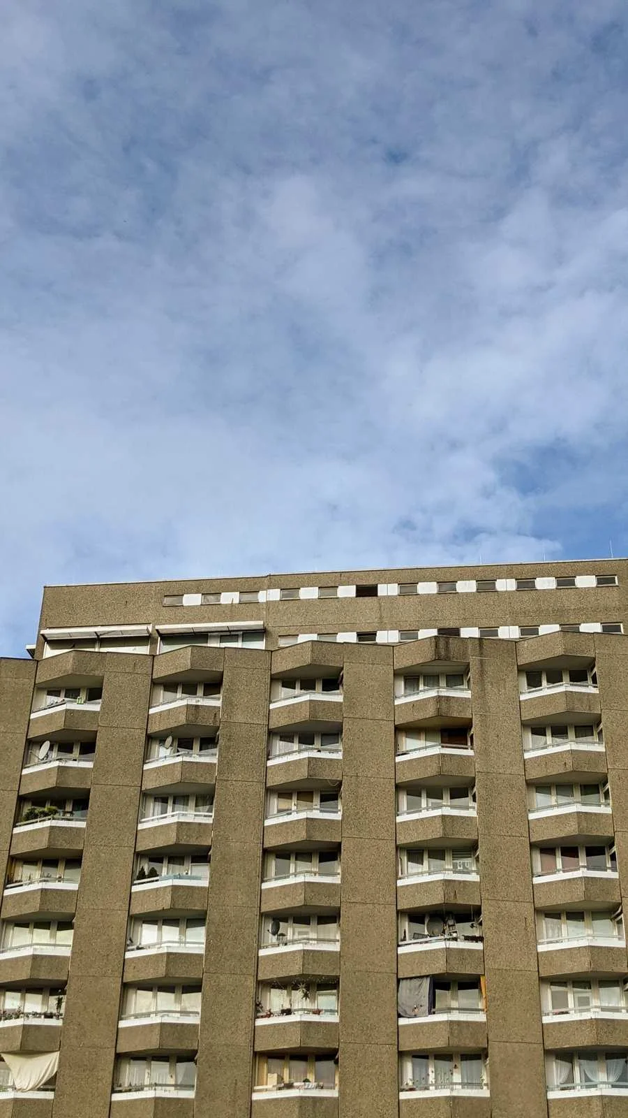 Braune Balkonfassade eines Wohnhochhauses in der Gropiusstadt