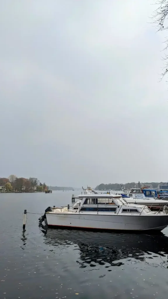 Motorboot auf der Dahme bei Grünau an einem Novembertag
