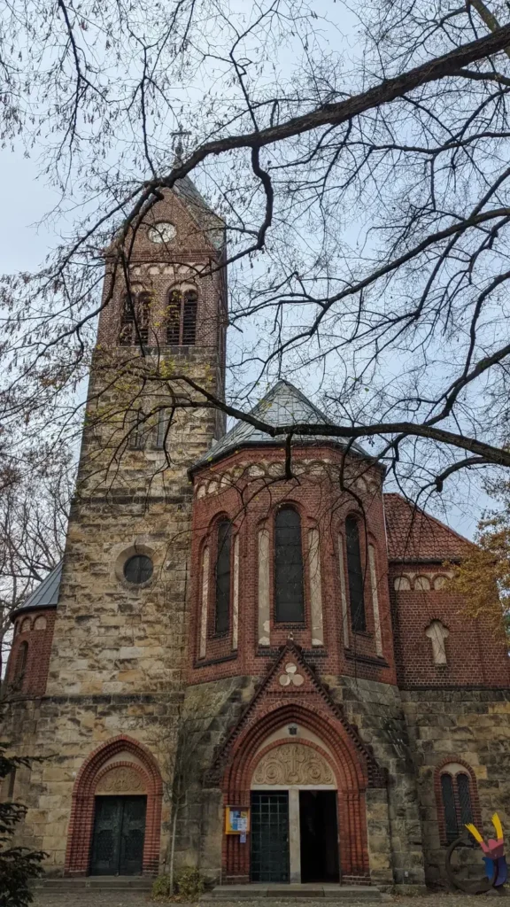 Backsteinkirche im märkischen Stil, die Friedenskirche am Don-Ugoletti-Platz in Grünau, gebaut 1904 bis 1906
