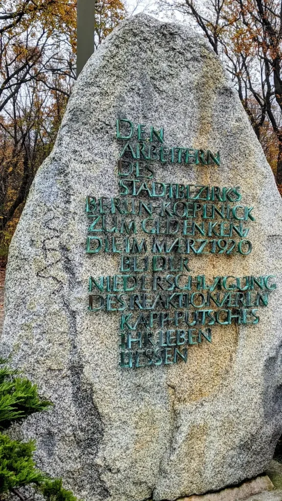 Granitfindling mit Inschrift zum Kapp-Putsch 1920 auf dem Vorplatz des S-Bahnhofs Grünau