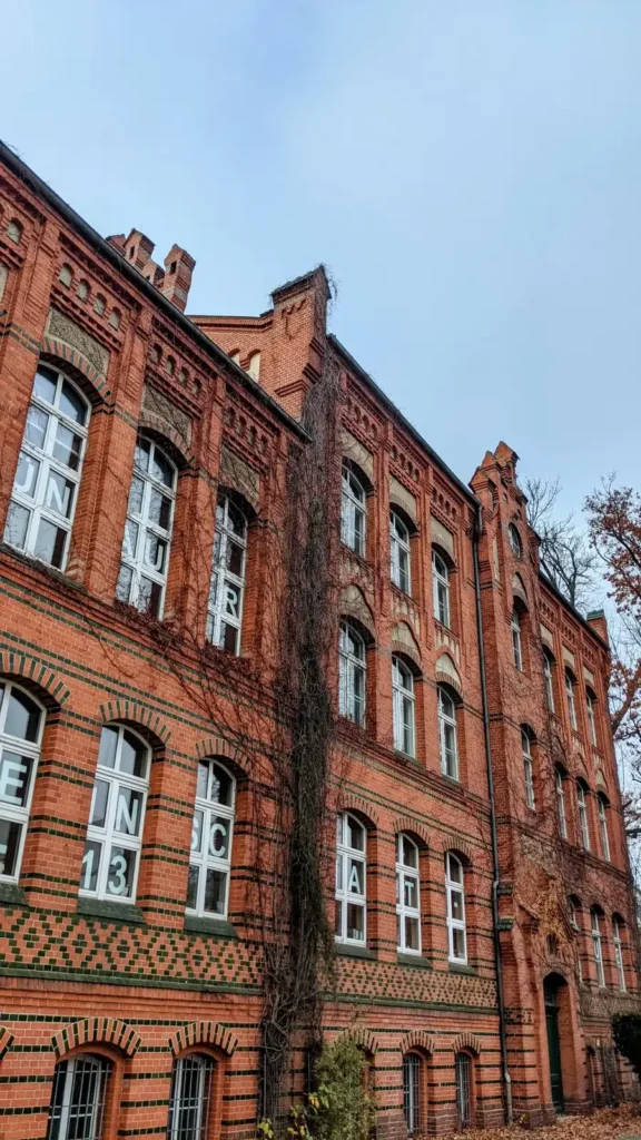 Backsteinbau der früheren Gemeindeschule in der Regattastraße 84 in Grünau, gebaut 1900 bis 1902