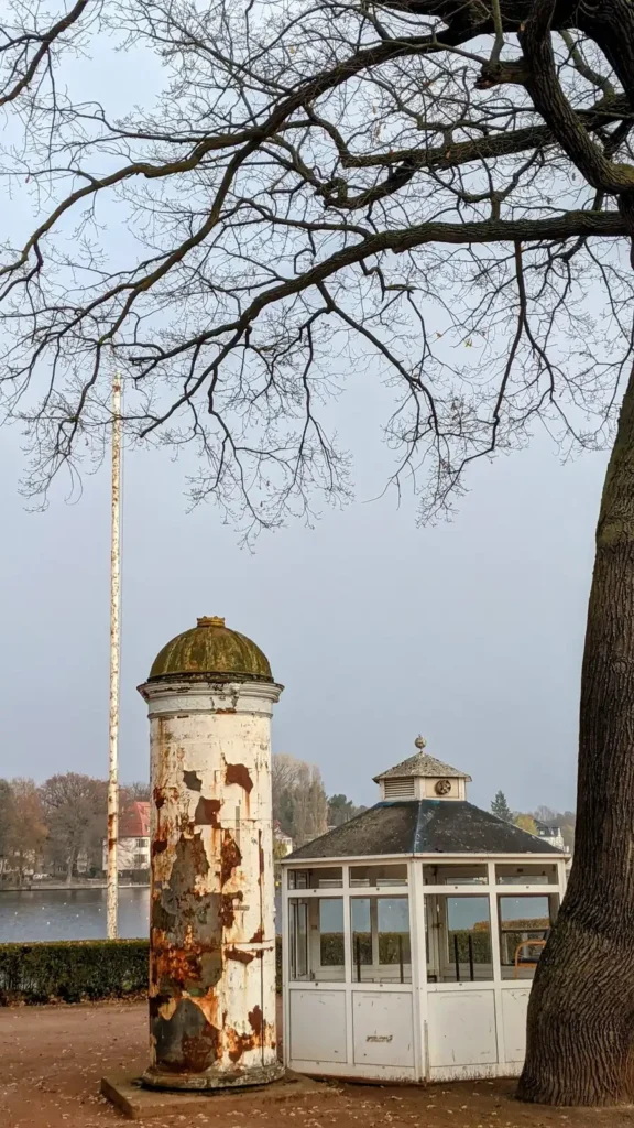 Kleiner Turm und Pavillon am Ufer der Dahme an der Regattastrecke in Grünau