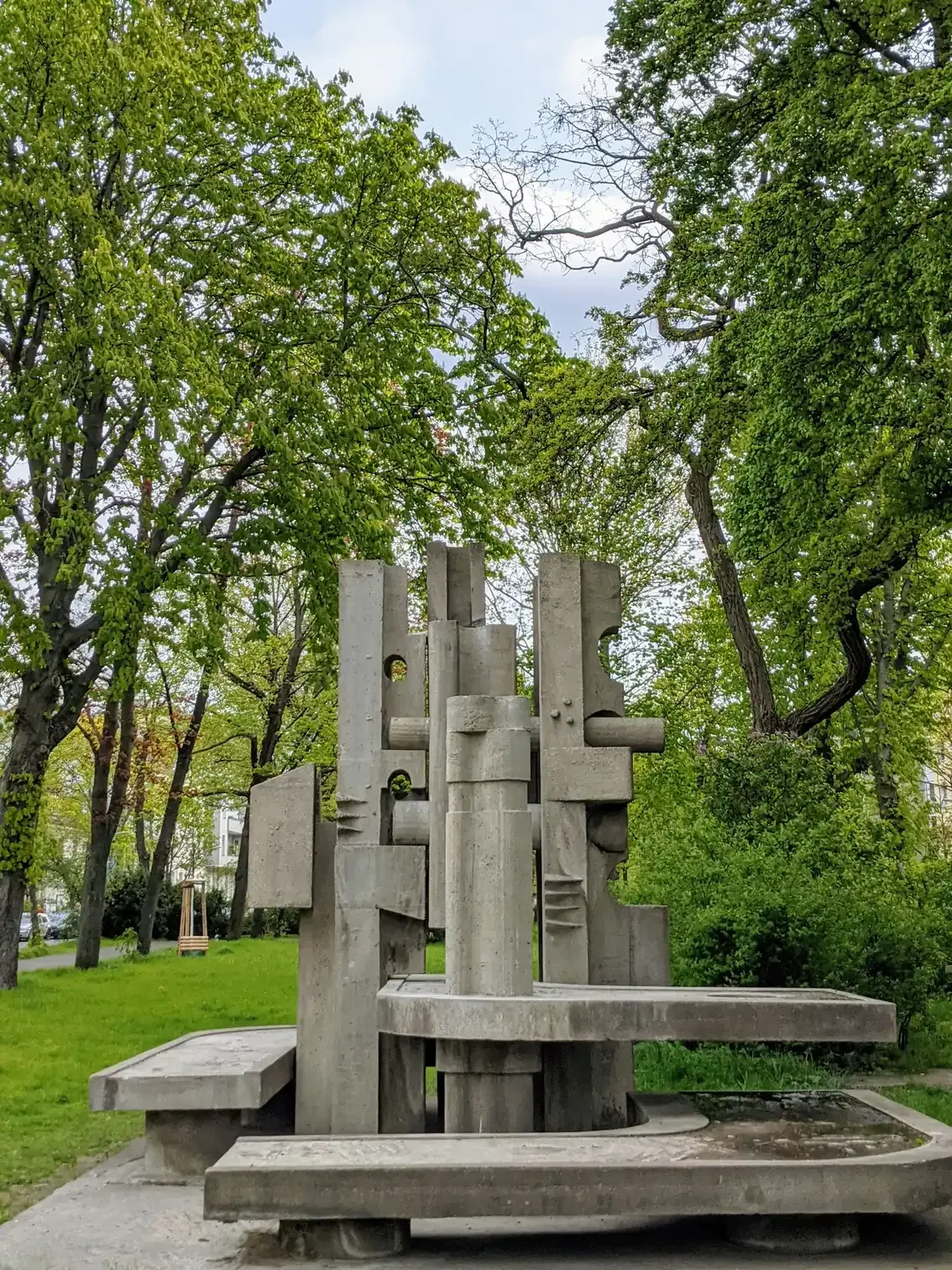 Steinskulptur in einer Grünanlage