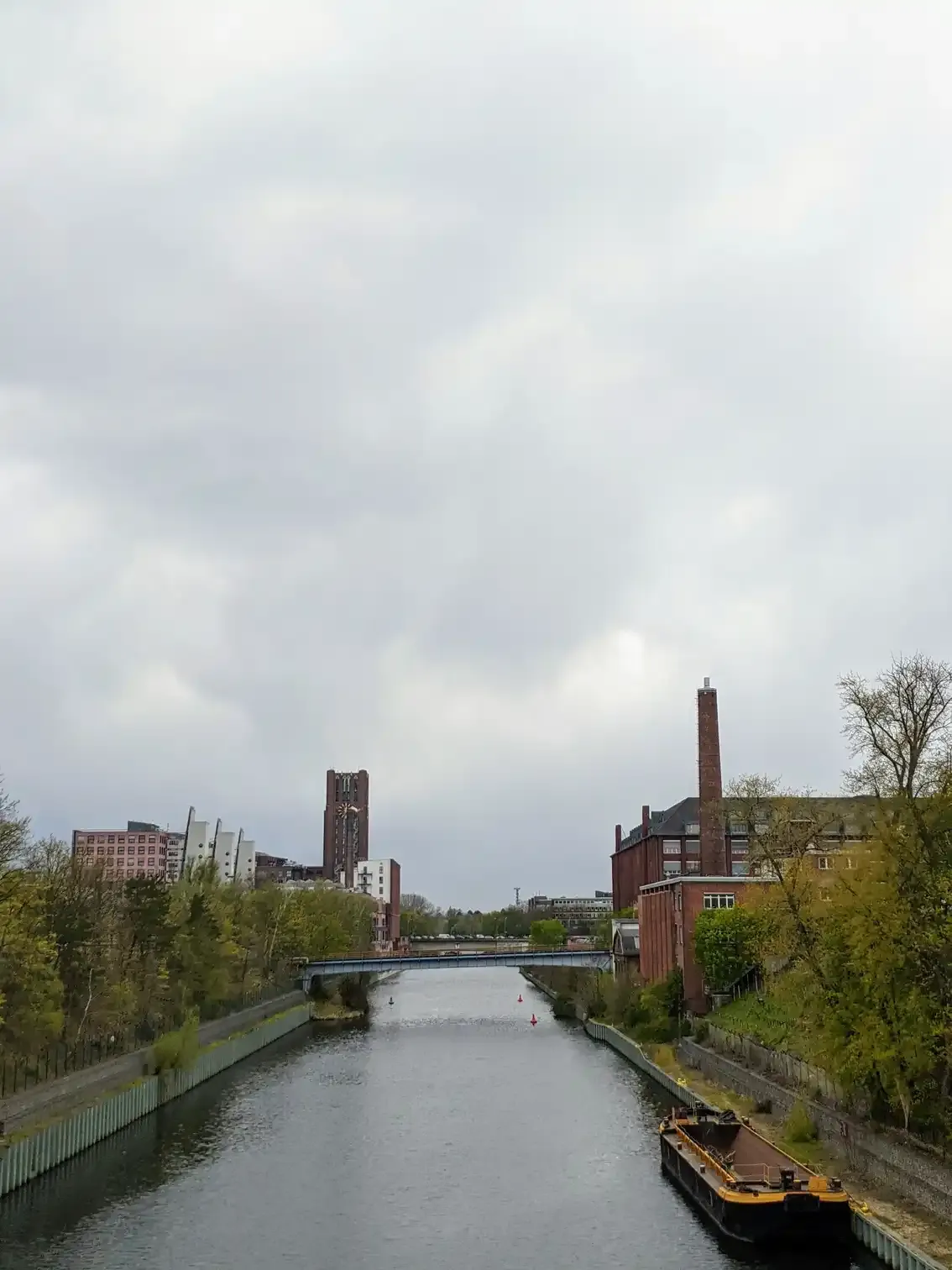 Teltowkanal zwischen Backsteingebäuden