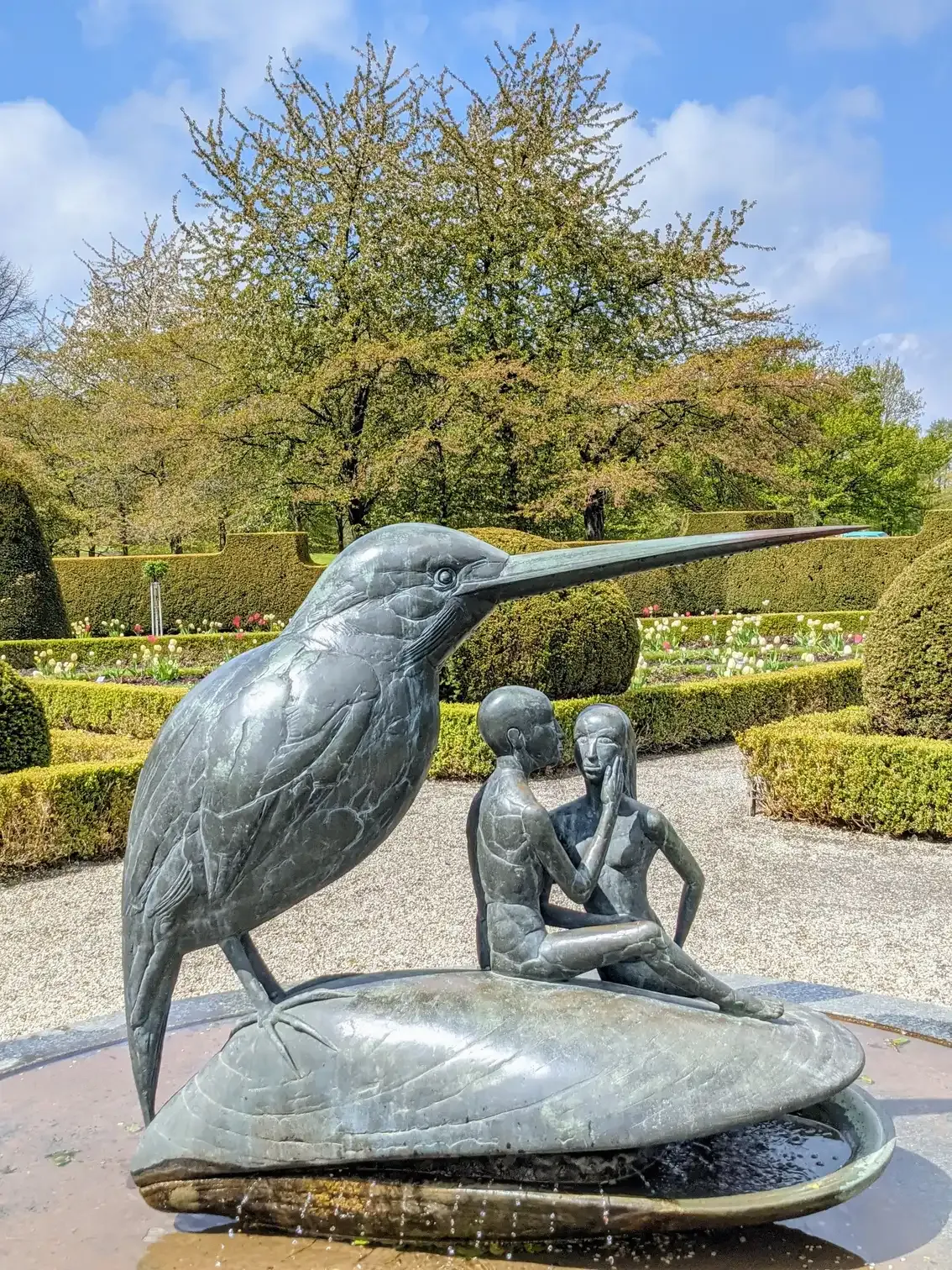 Metallskulptur eines Vogels