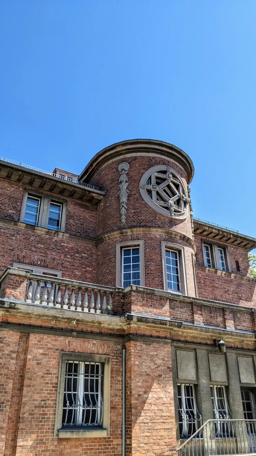 Backsteinbau mit Uhrturm
