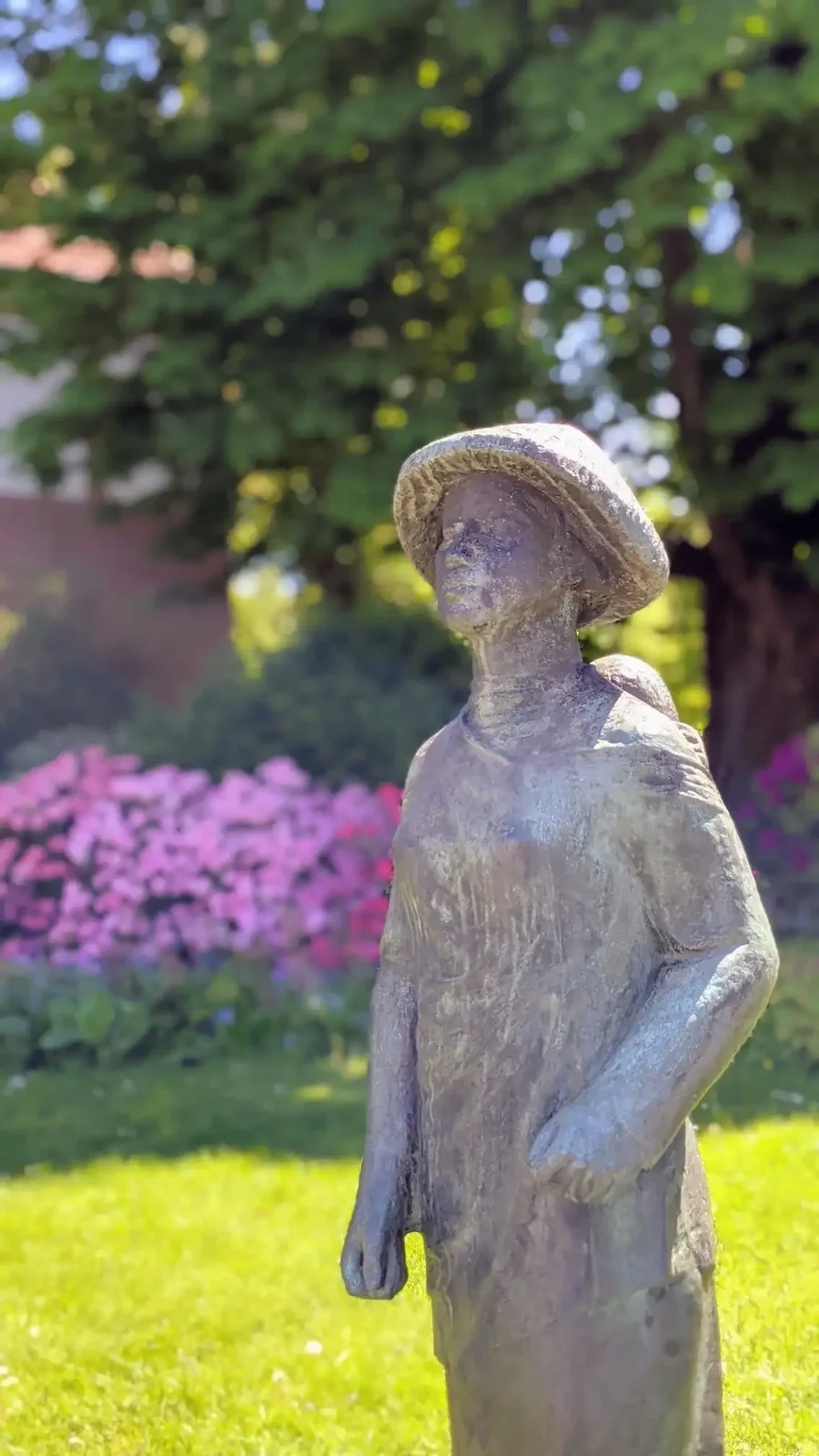 Statue in einer Grünanlage