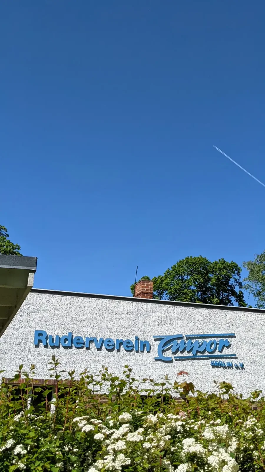 Schild eines Rudervereins am Ufer
