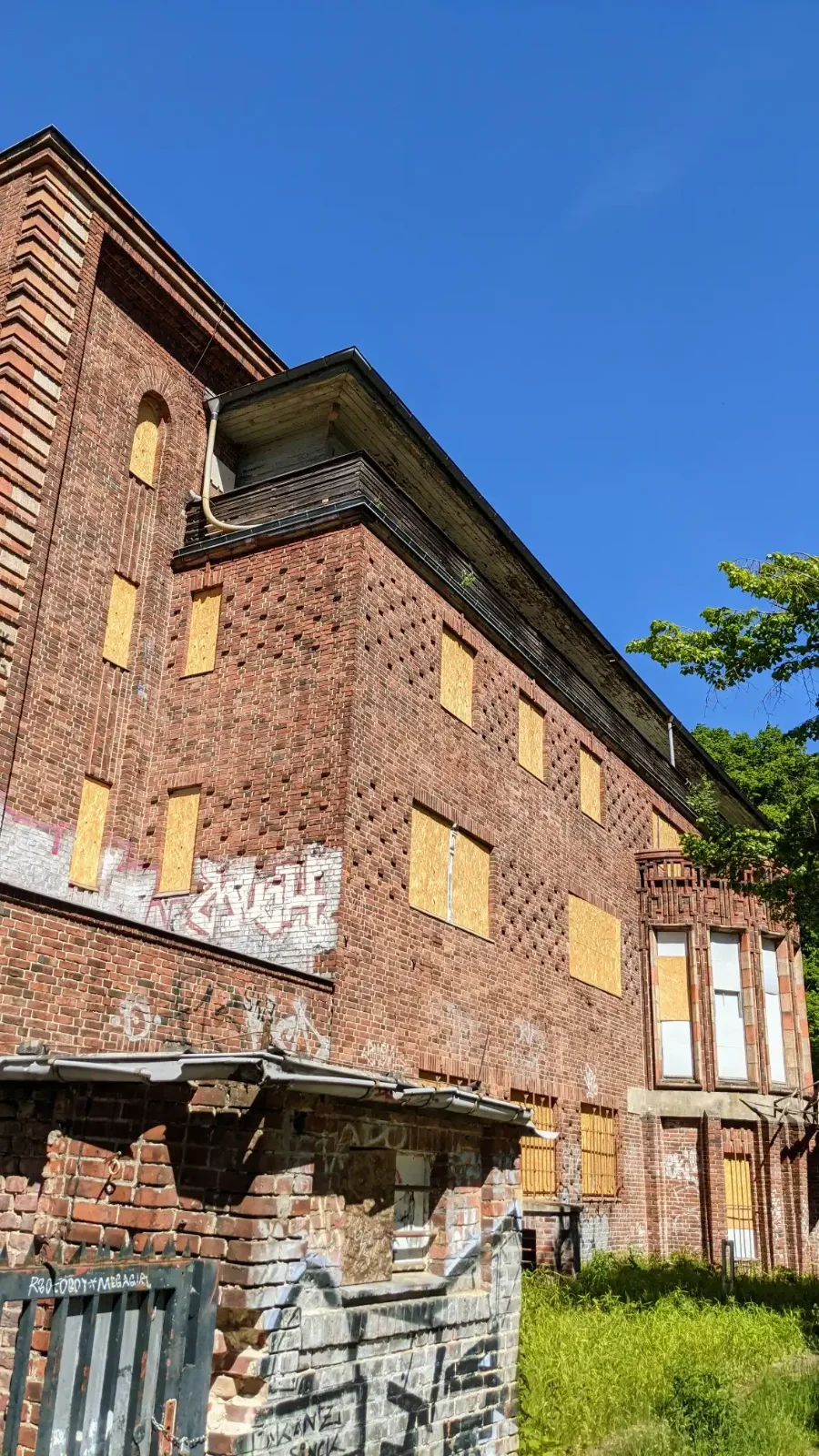 Backsteingebäude am Weg