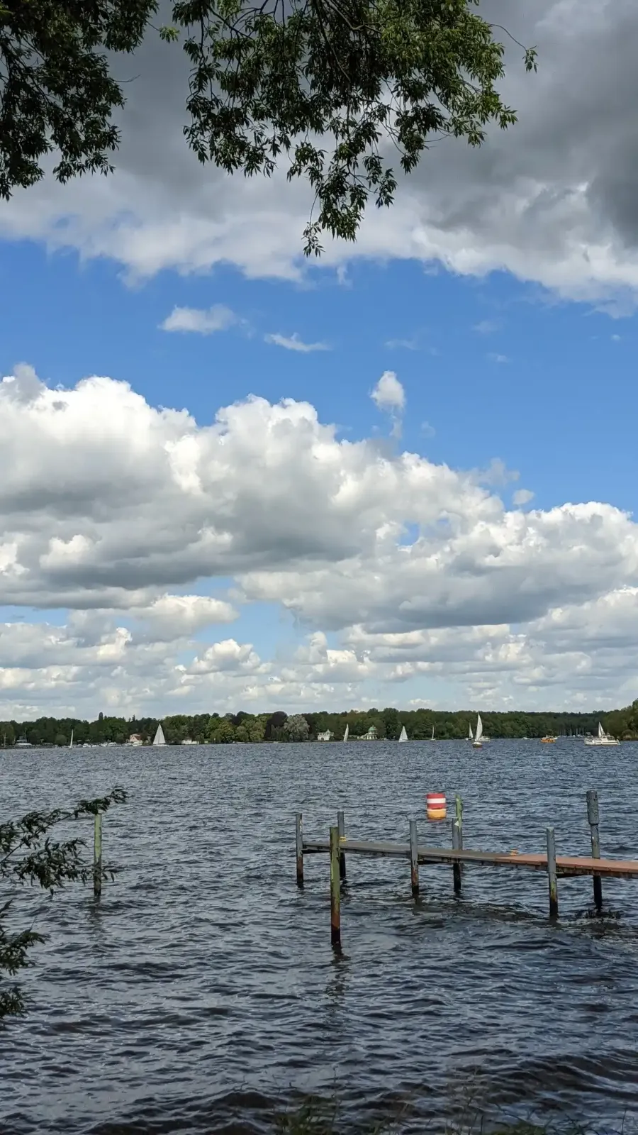 Steg an der Havel unter Wolkenhimmel