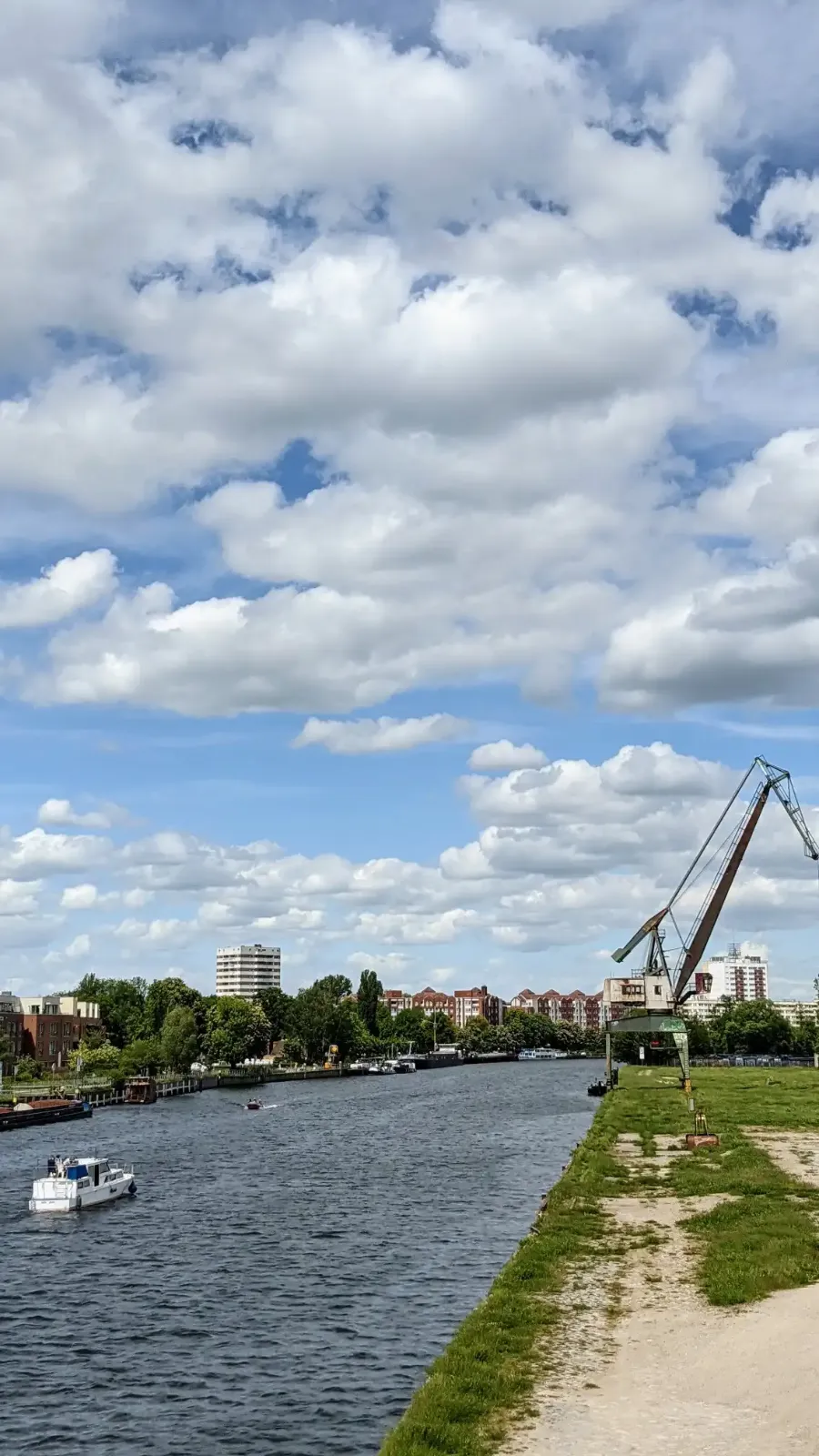 Uferweg an der Havel mit Baukran