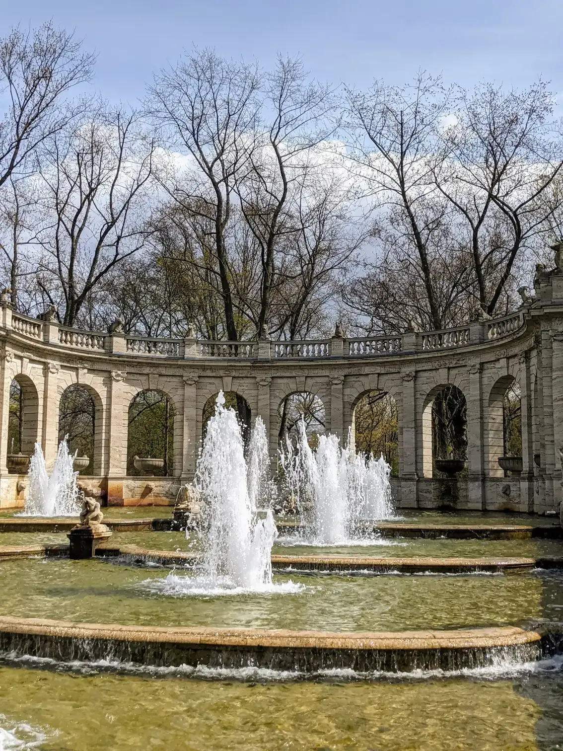Brunnen mit Fontäne und Kolonnade