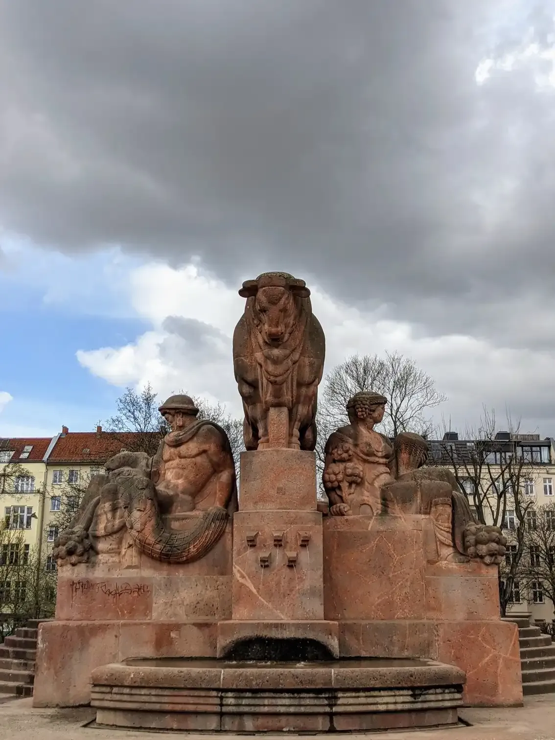 Denkmal aus rotem Sandstein