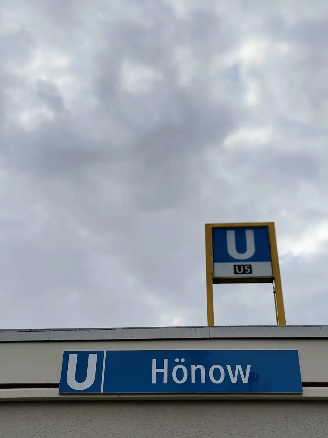 Bahnhofsschild U Hönow
