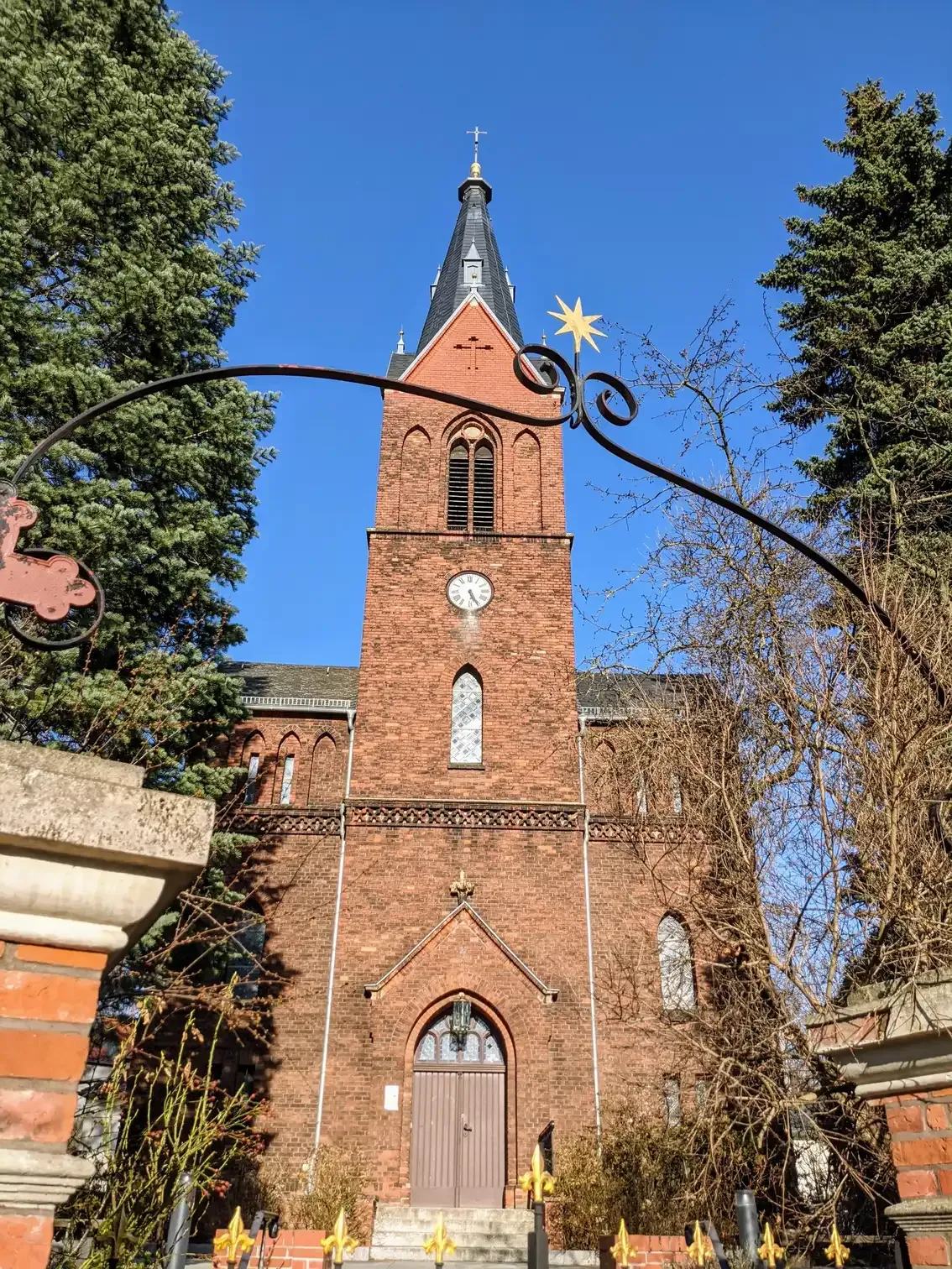 Rote Backsteinkirche mit Turm