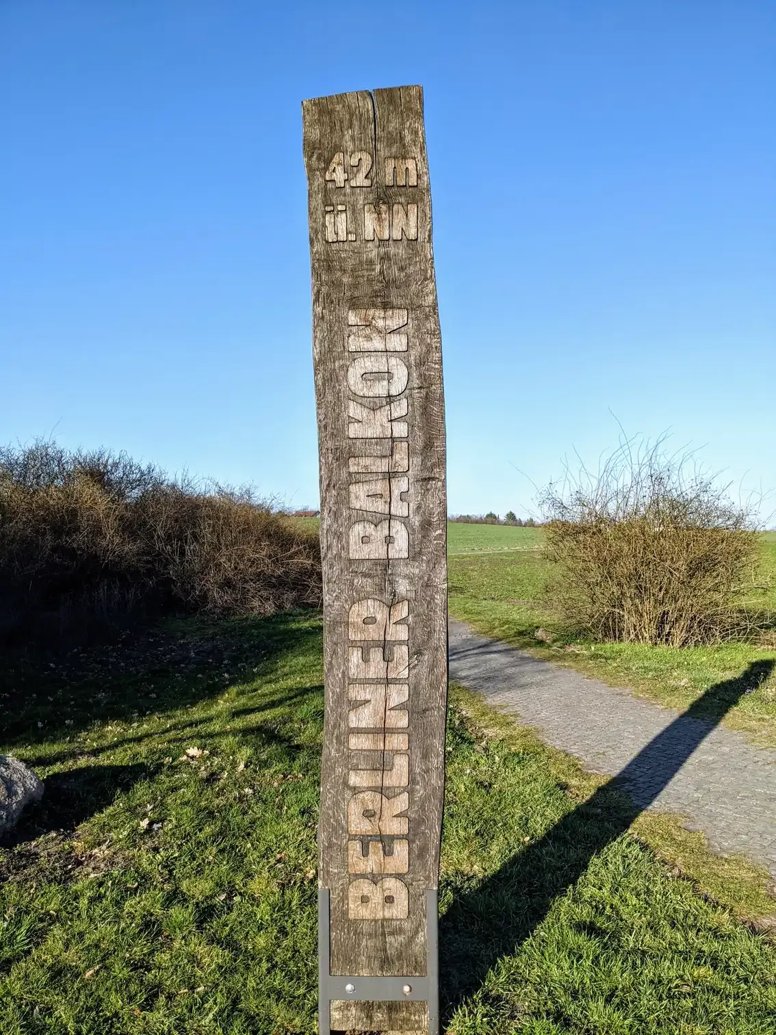 Holzpfosten mit Aufschrift Berliner Balkon