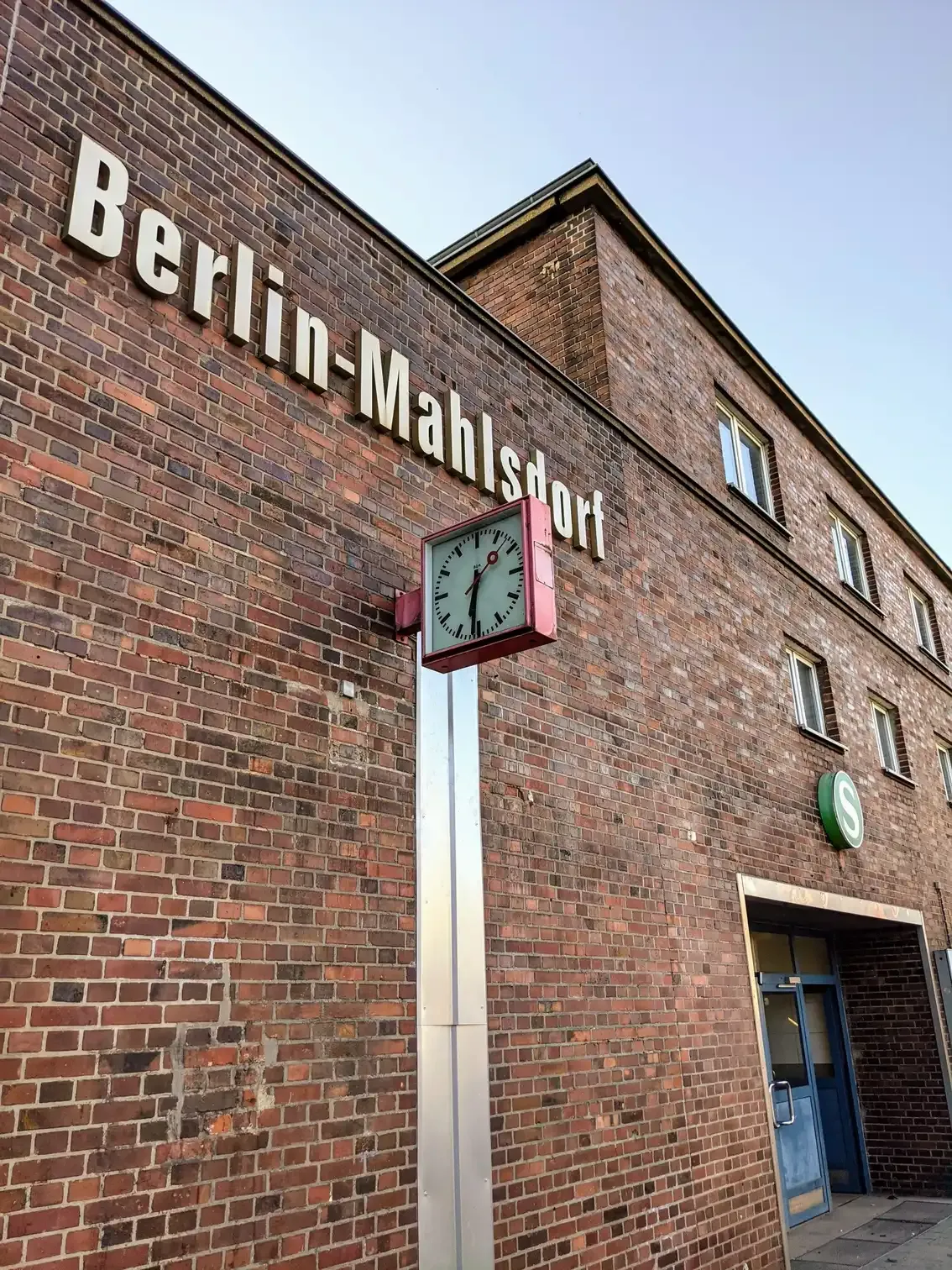 Backsteingebäude mit Schriftzug Berlin-Mahlsdorf