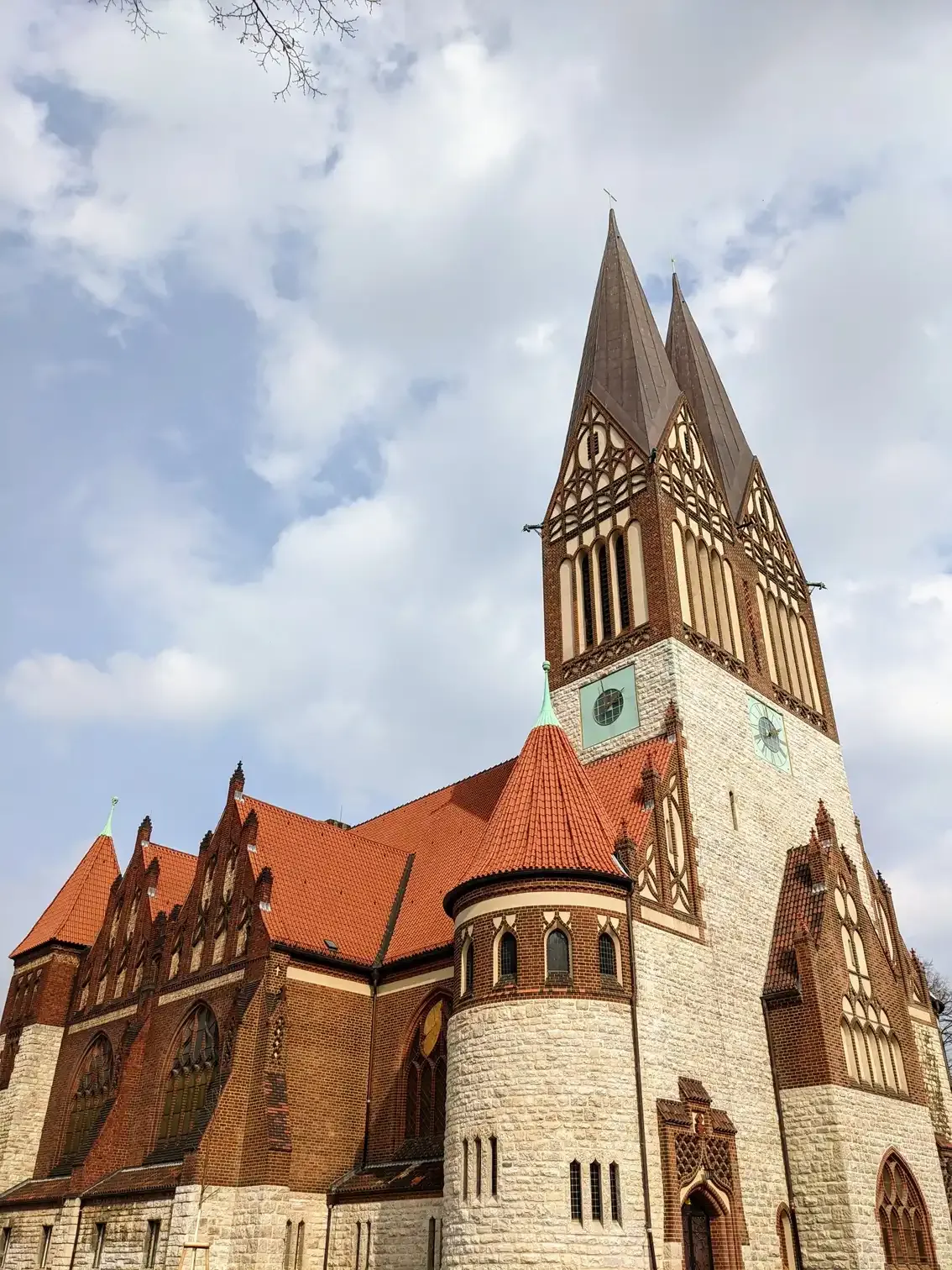 Kirche mit rotem Dach und Turm