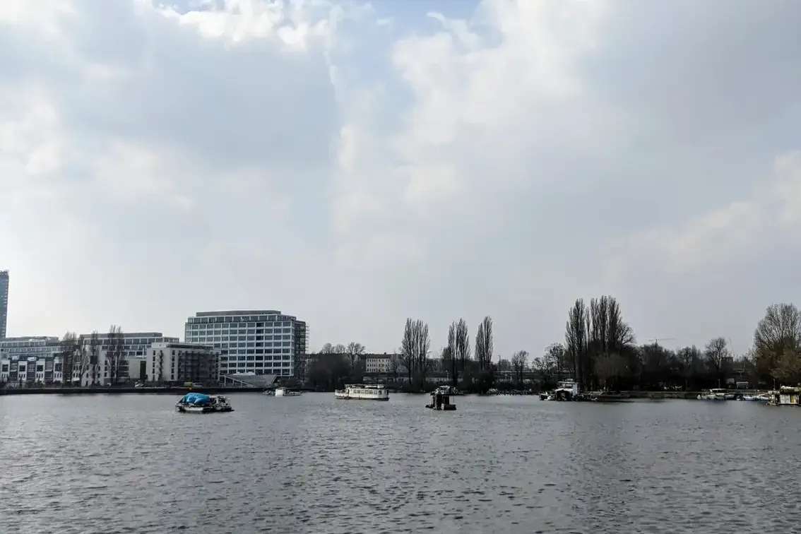 Rummelsburger Bucht mit Skyline