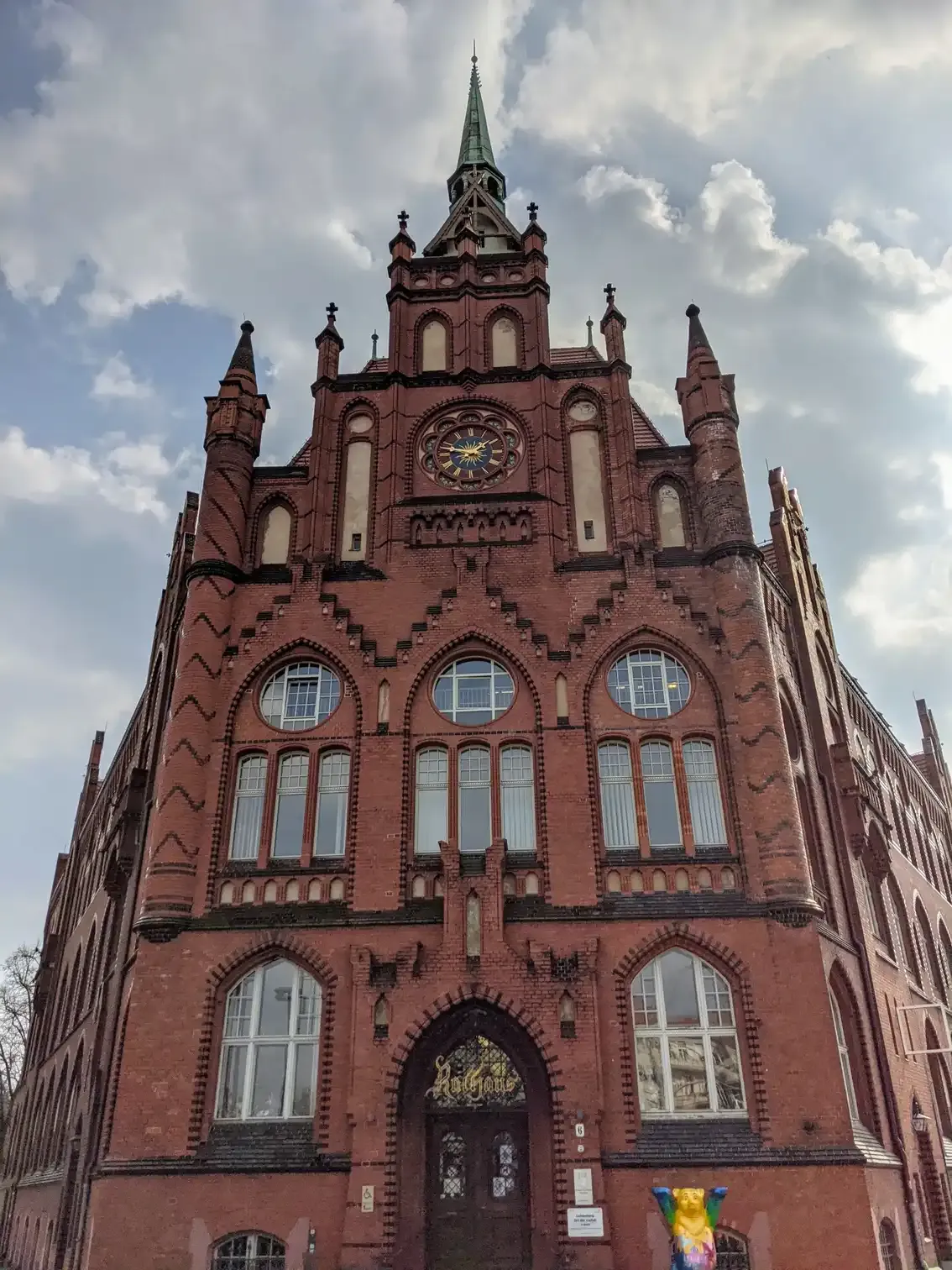 Backsteinbau mit Giebel und Turm