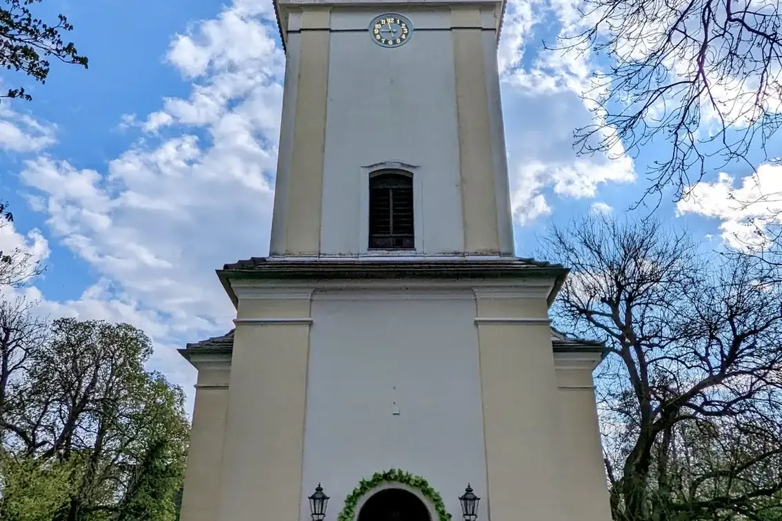 Weiße Kirche mit Turm