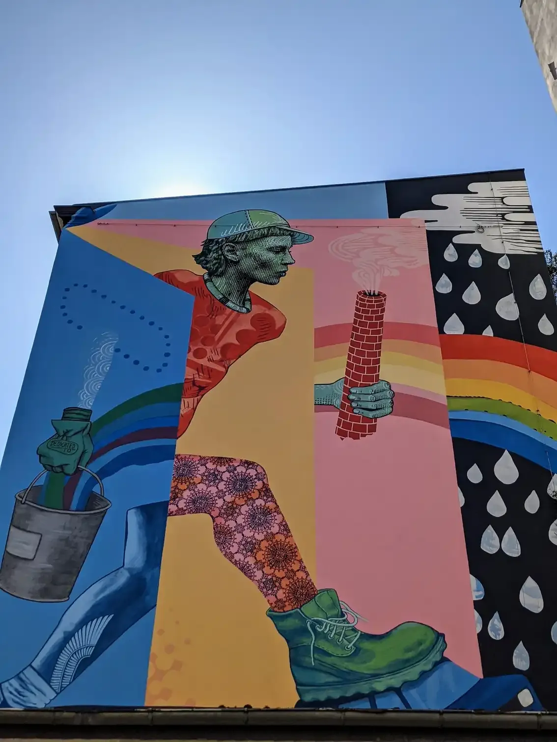 Farbiges Wandbild an einem Haus